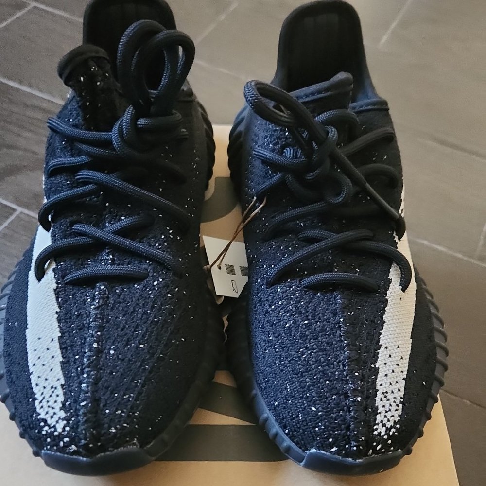 Yeezy boost 350 v2 sz 6 men/ sz 7 wmn